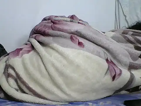PRETTY-MI live cam on StripChat