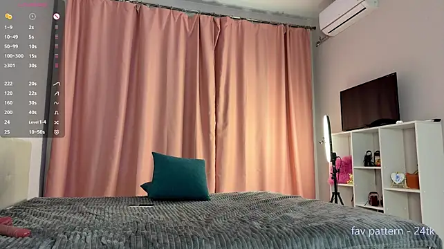 LunaHuurt live cam on StripChat