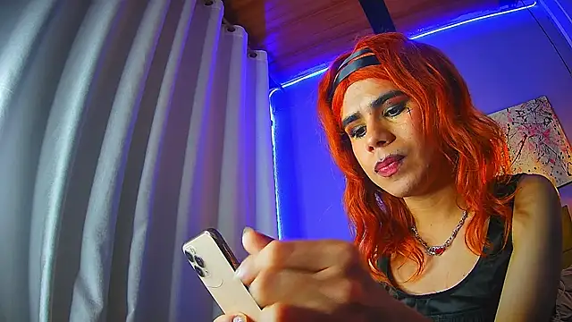 emma_cut3_ live cam on StripChat