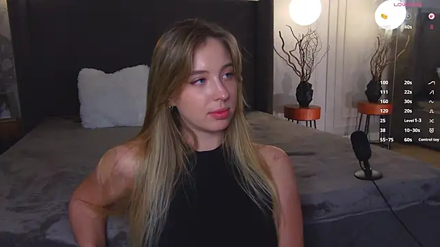 LoraineLuff live cam preview