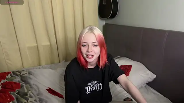 PetiteLia_ live cam on StripChat