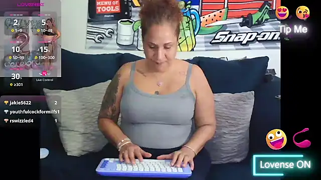 ladycreamypr2 live cam on StripChat