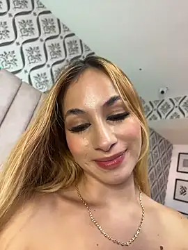 Chiara_Bond live cam on StripChat