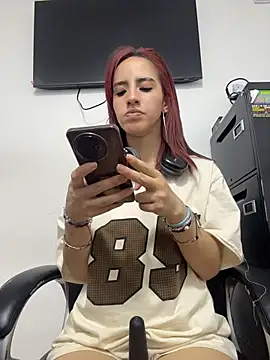 Elodiee_Roussee live cam on StripChat