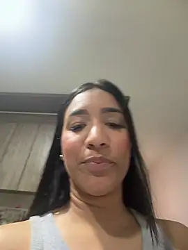 ArissDeLuna live room snapshot on Stripchat