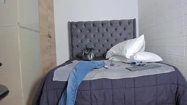 LunaRossie1_ live cam on StripChat