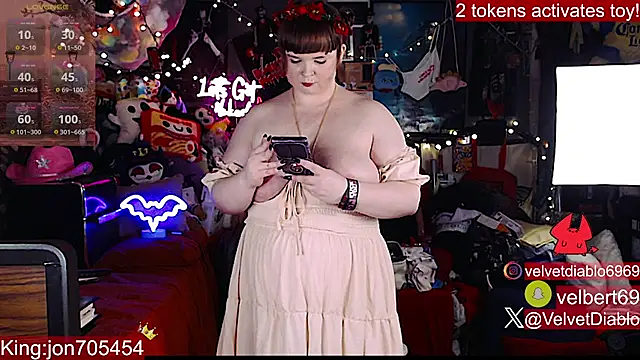 velvetdiablo (F young) - Get the tits out!