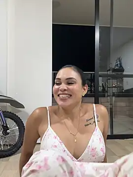 FOX_LATINA live cam on StripChat