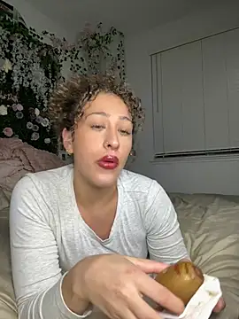 LyraCovee live cam on StripChat