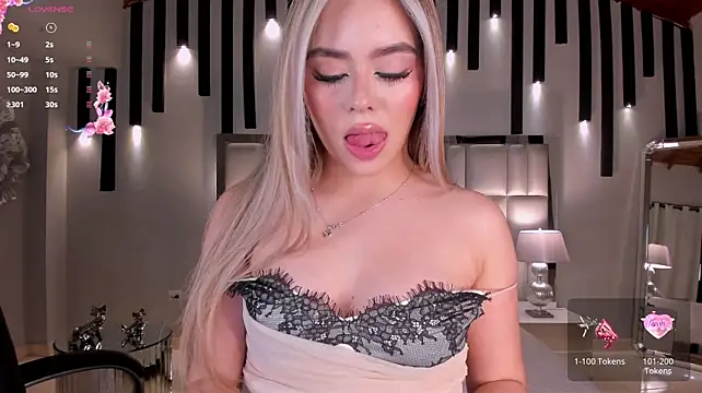 JuanitaClay live cam on StripChat
