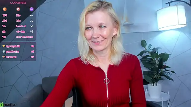 Julie_Lucas live cam on StripChat