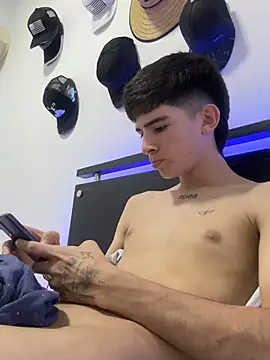 kairox7 (M twink) - I show my erect penis in public.🍆🔥
