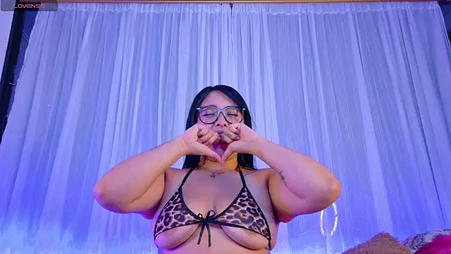 Victoria_J live cam on StripChat