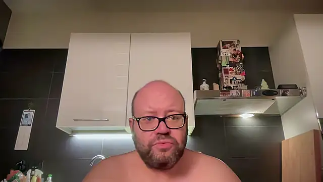 theitalianbear live cam on StripChat