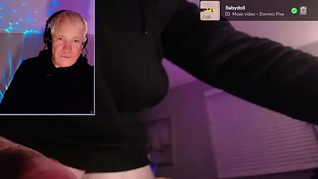 Snarfle82 live cam on StripChat
