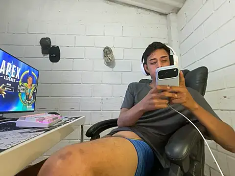 Max_TheHorseDick live cam on StripChat