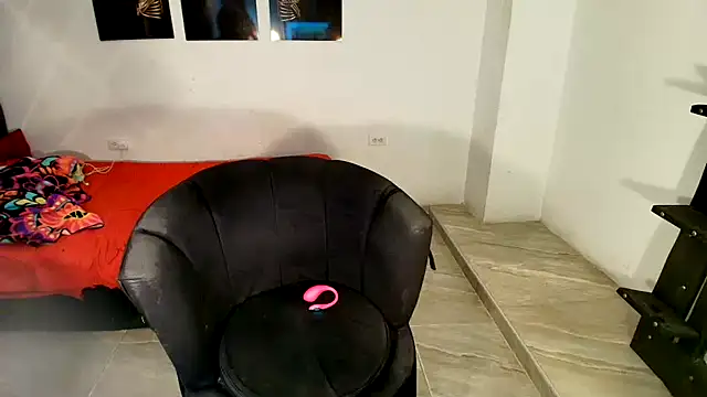 Curvybigassx live cam on StripChat