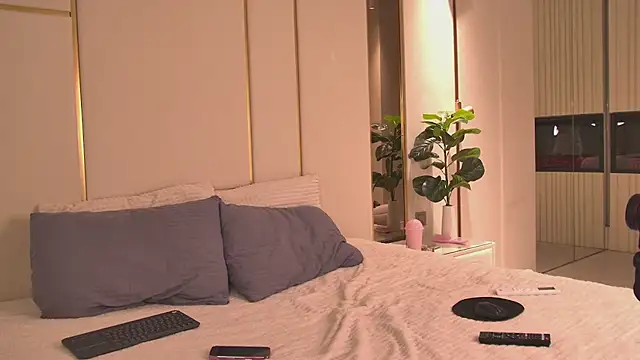 Nicole_Space live cam on StripChat