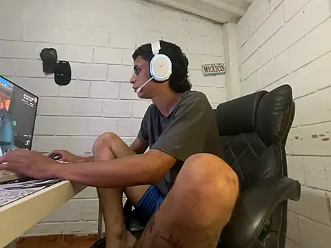Max_TheHorseDick live cam