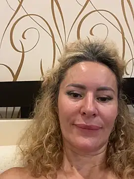 Tania201243 live cam on StripChat