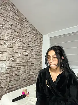 Lucyjoi live cam on StripChat