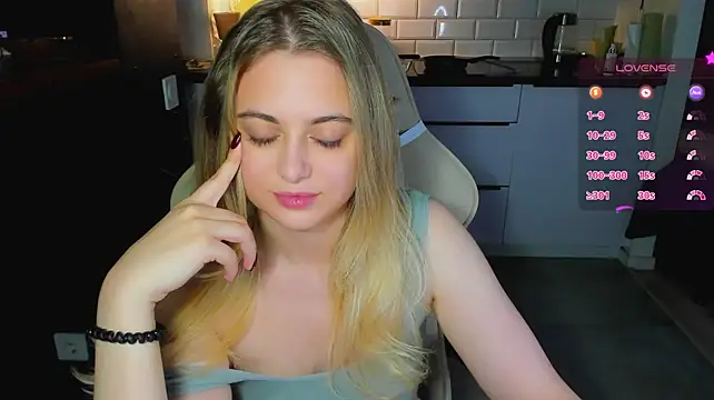 blonde_kellyy live cam on StripChat