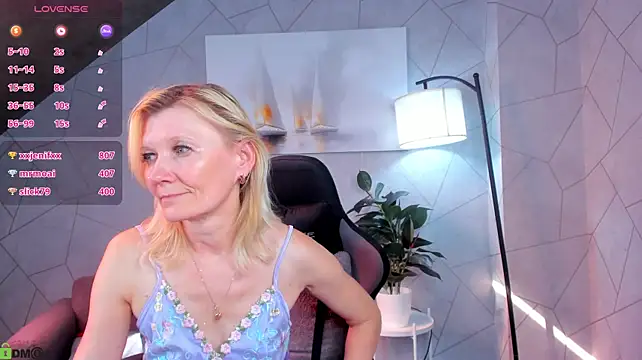 Julie_Lucas live cam on StripChat