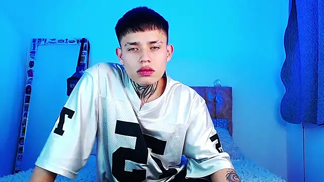 _justinmoon2 live cam on StripChat