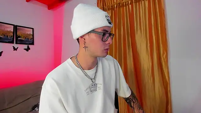 Vlad__night live cam on StripChat