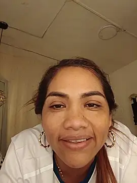 NaughtyMorenna live cam on StripChat