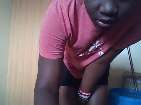Pretty-Leaa webcam