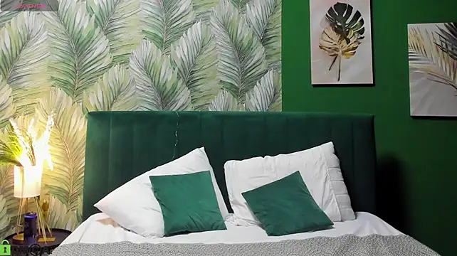 Eleanor_Lily webcam