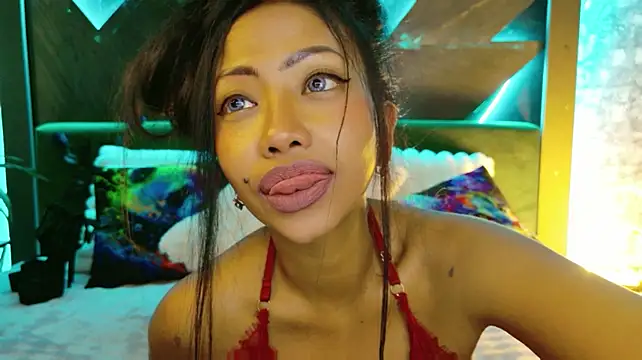 ElyaQuinn live cam on StripChat