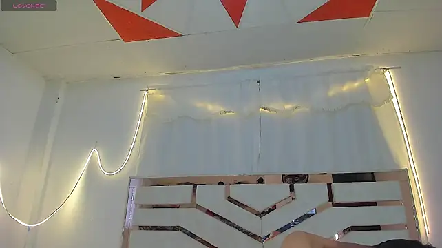 ADRIAN_LUUST webcam