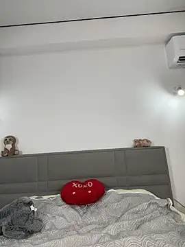 CurlyLara webcam