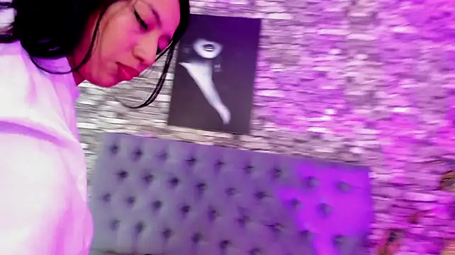 IssaBell1 live cam on StripChat
