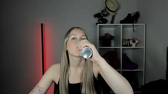 EvelynBlond webcam