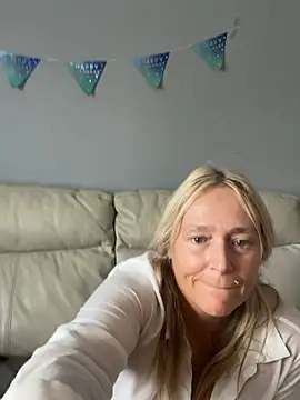 Blondnboujee53