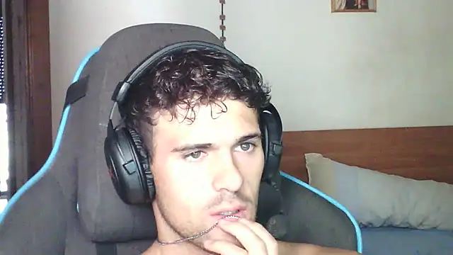 sweetboy2435 webcam