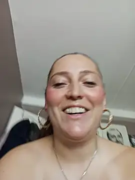 Sexyrondegirl live cam on StripChat