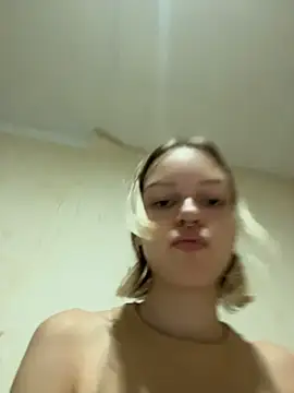ashleymur (F teen) - play with nipple piercing