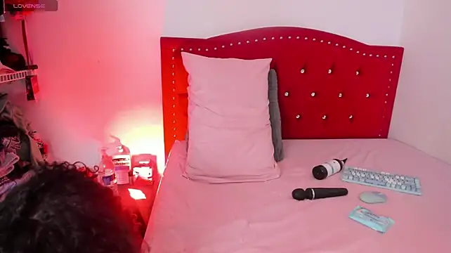 nicolette_rock live cam on StripChat