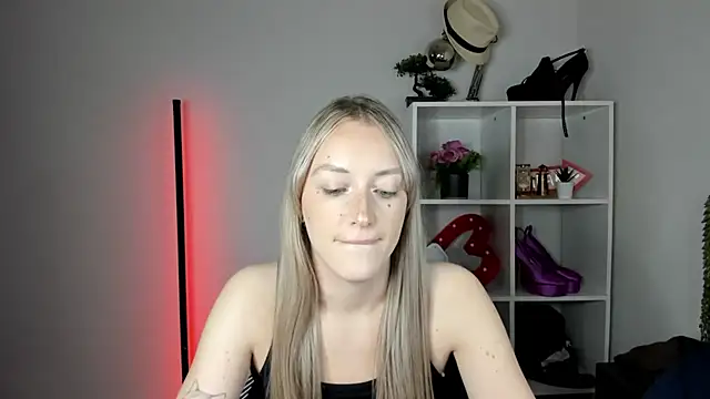 EvelynBlond webcam
