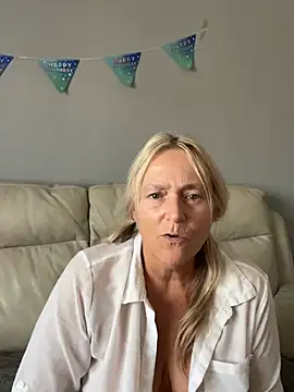 Blondnboujee53