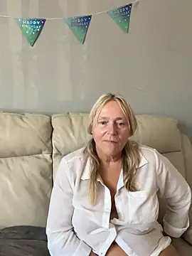 Blondnboujee53 webcam