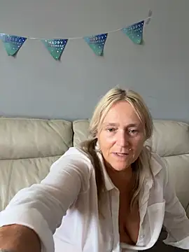 Blondnboujee53