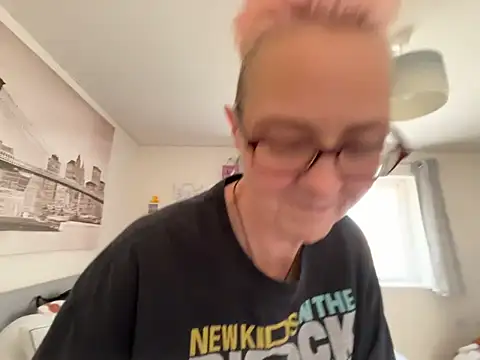 Curvy-Jinx live cam on StripChat