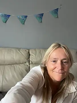 Blondnboujee53 webcam