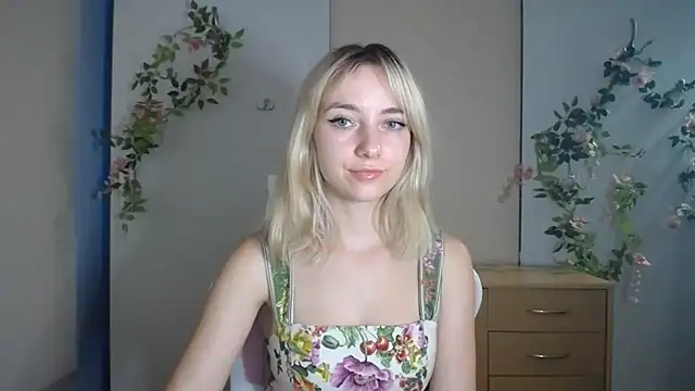 LuciaYoung live cam preview
