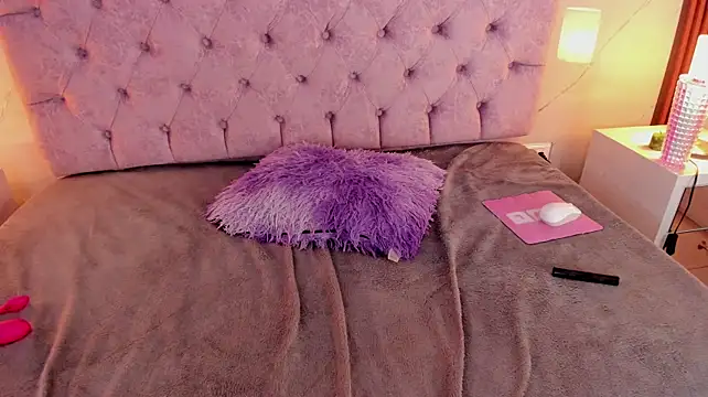 julianaa_castro_ (F young) - wet it with saliva/rub that ashole